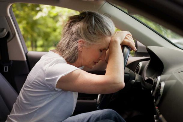 Vrouw met rijangst achter het stuur