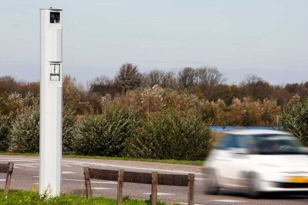 Auto rijdt langs flitsapparaat en ontvangt verkeersboete