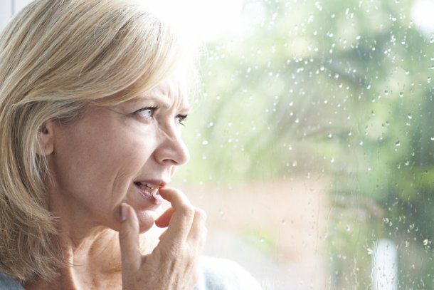 oudere vrouw bijt op nagels