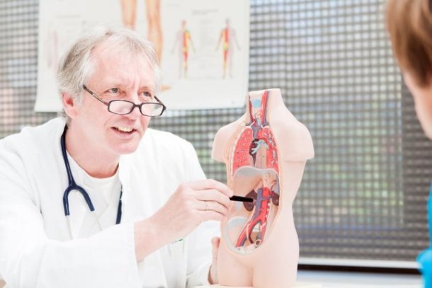 dokter met vrouw in overleg