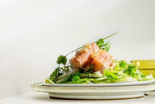 Vietnamese maaltijdsalade met gepocheerde zalm