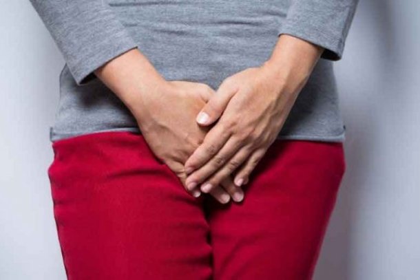 Vrouw houdt handen voor kruis