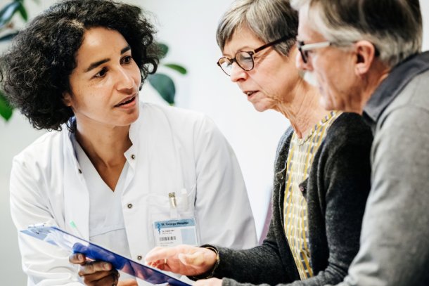 ouder stel bij dokter