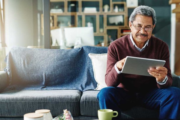 Man zit thuis op de bank op een tablet