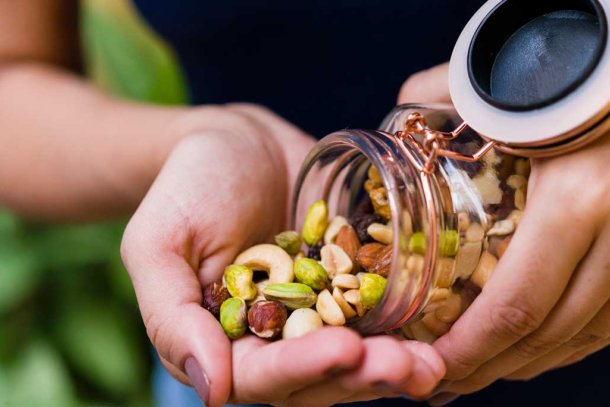 Vrouw neemt handje noten