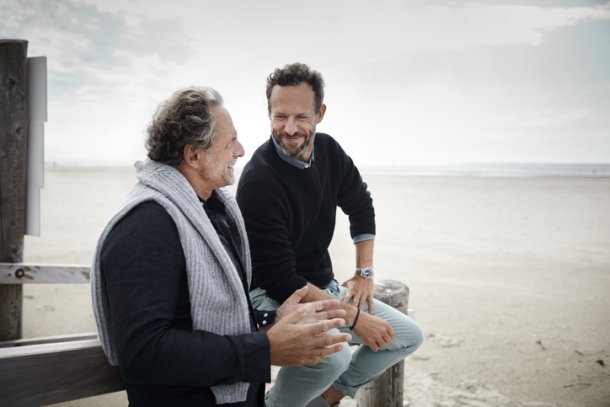 Vader en zoon op strand