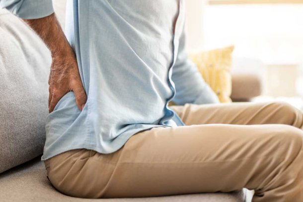 man met lage rugpijn