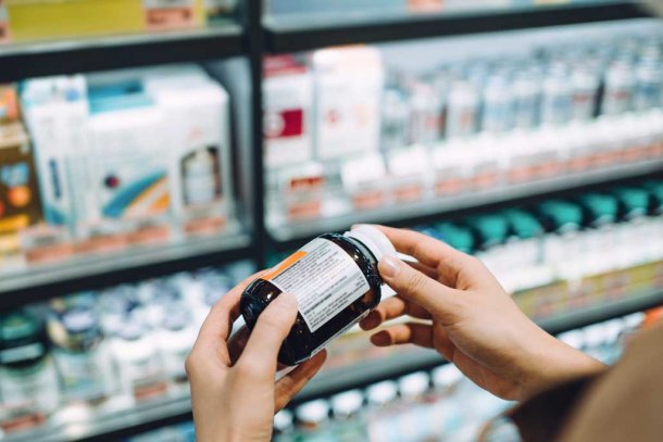 Vrouw bekijkt etiket voedingssupplement