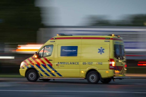 Een ambulance rijdt in volle vaart naar iemand in nood