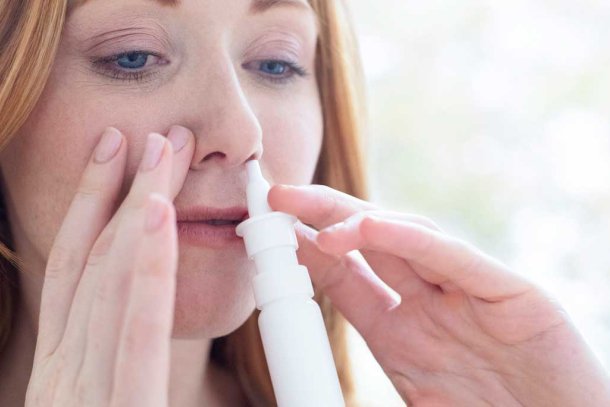 Vrouw gebruikt neusspray