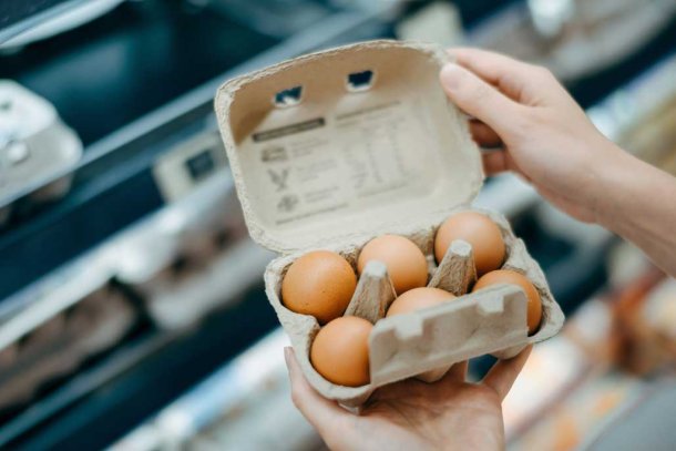 vrouw met doosje eieren in haar handen