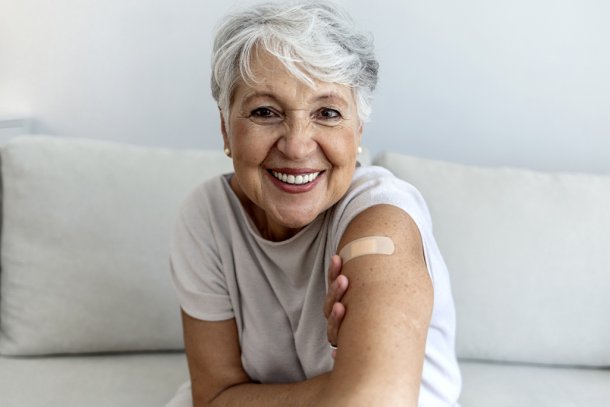 oudere vrouw met vaccin