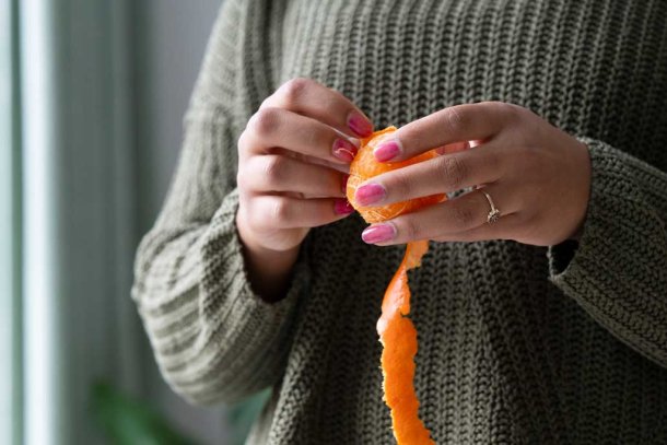 Vrouw pelt mandarijn