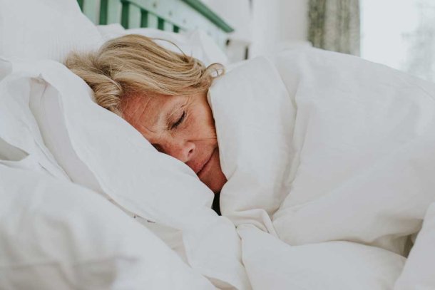Vrouw ligt lekker te slapen in bed