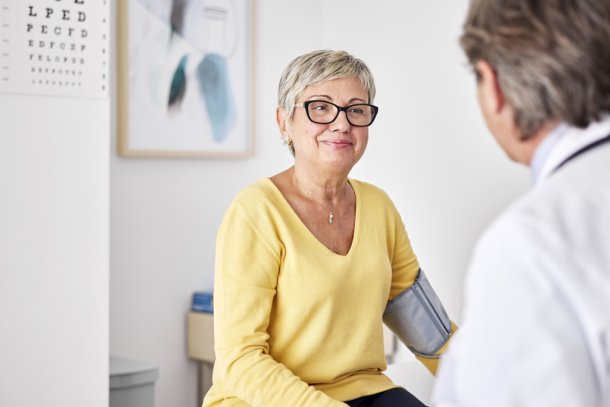 oudere vrouw krijgt zorg van arts