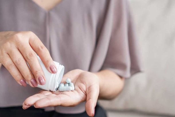 vrouw neemt supplementen