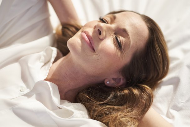 fitte vrouw slaapt lekker