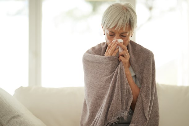 oudere vrouw met griep