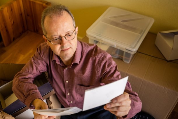 aow samenwonen man met papier