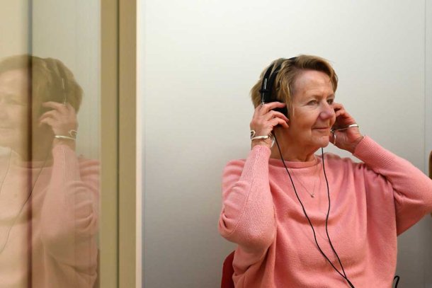 Vrouw doet luistertest