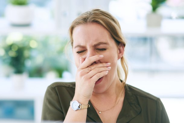 Vermoeide vrouw achter de computer