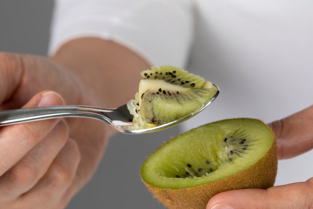 Kiwi halveren en leeg lepelen