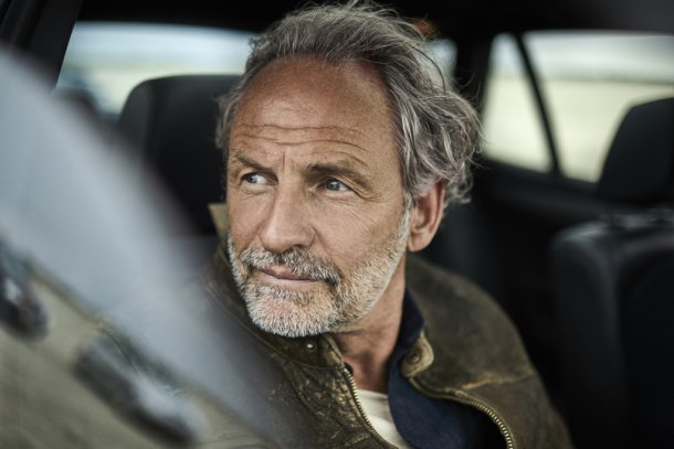 oudere man in de auto