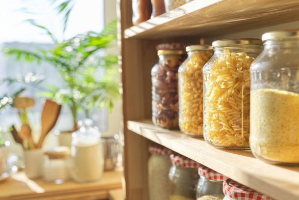 Voorraadpotten op een houten plank in een keuken 