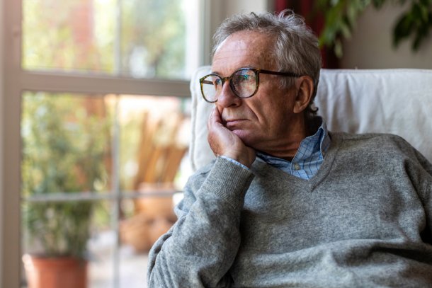 Man kijkt starend uit het raam