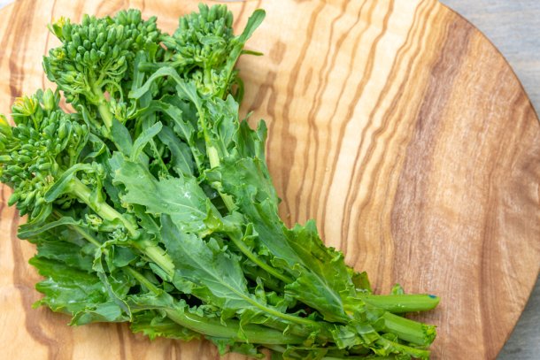 Lentegroente op een houten plank in hartvorm