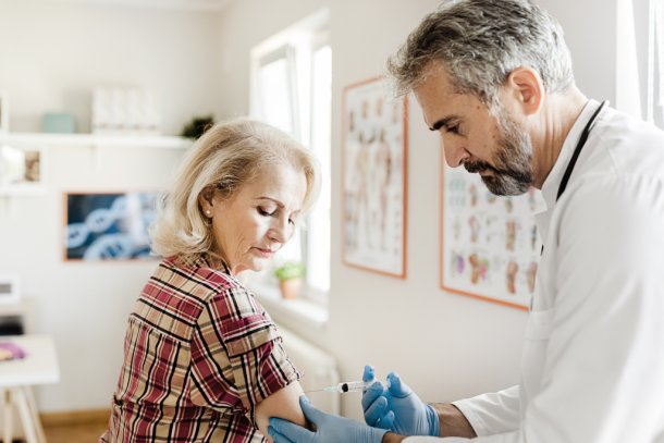 oudere vrouw krijgt prik