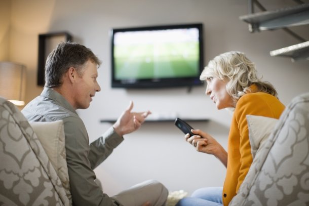 Echtpaar heeft ruzie over de afstandsbediening