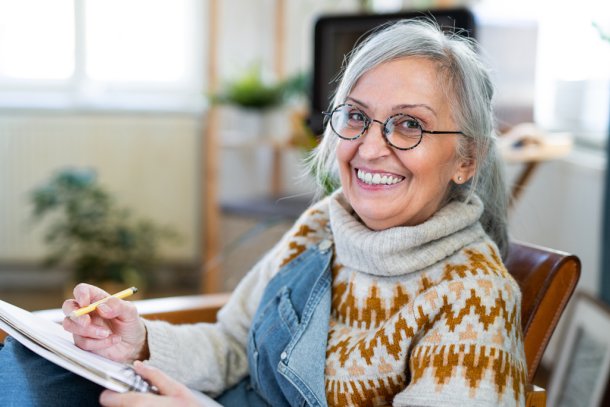 oudere vrouw schrijft