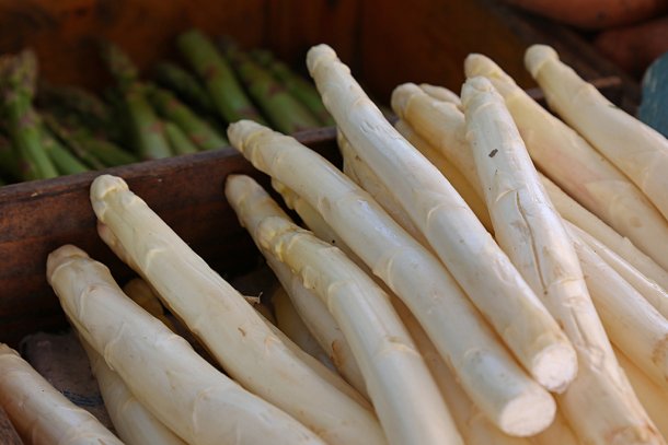 Asperges in een houten box
