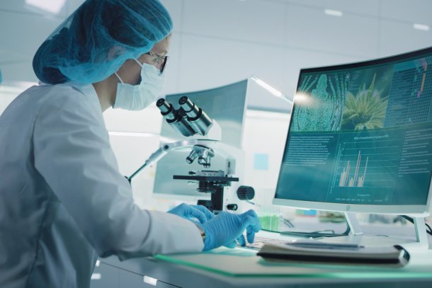 laborant onderzoekt medische wiet