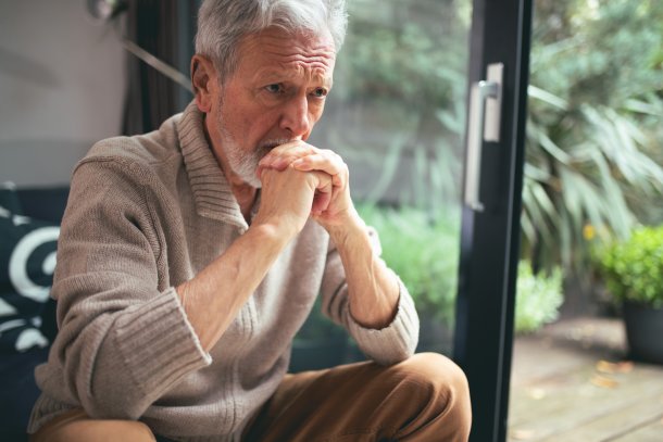 Man op de bank maakt zich duidelijk zorgen