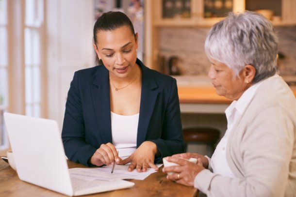 Oudere vrouw met dochter doet erfenis