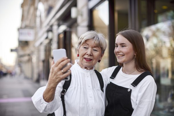 Oudere en jongere vrouwen nemen samen selfie