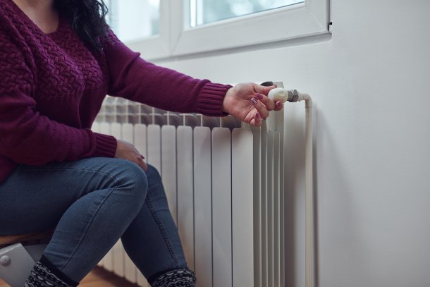 Gasprijs vrouw zit bij de radiator