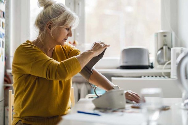 Vrouw meet bloeddruk