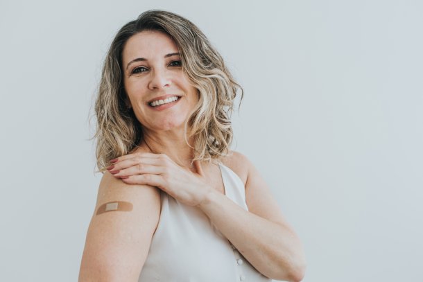 vrouw is blij met vaccin