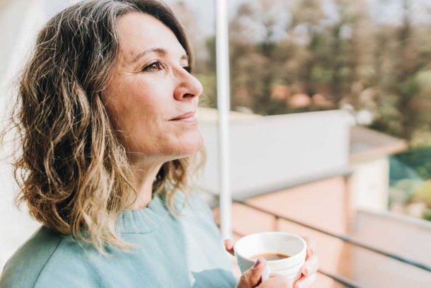 Vrouw mijmert met kop thee