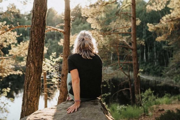 Shinrin-yoku: vrouw doet aan bosbaden