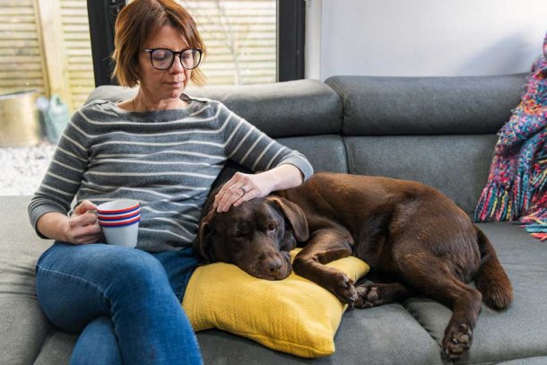 Vrouw met hond op de bank