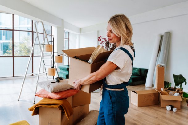 Vrouw ruimt zolder op