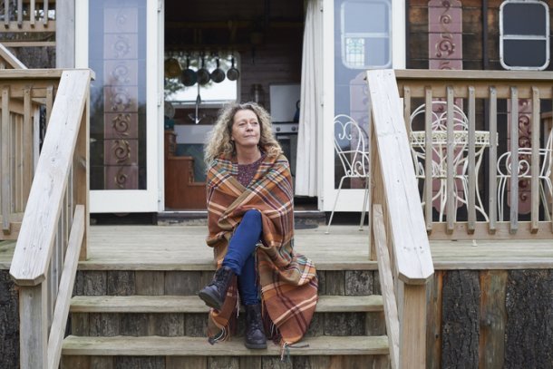 Vrouw zit peinzend op veranda