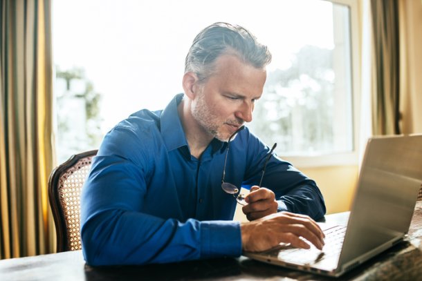 Notaris is aan het werk achter bureau