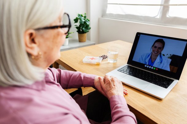 oudere vrouw digitaal consult met dokter