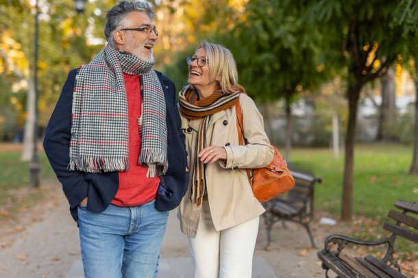 Koppel wandelt in park