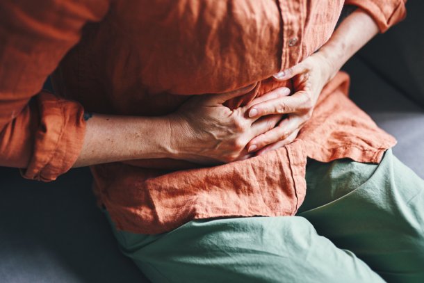 oudere vrouw met buikpijn